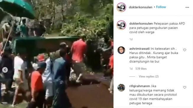 Sekelompok warga paksa petugas pemakaman jenazah covid-19 melepas APD. - (Instagram/@dokterkonsulen)