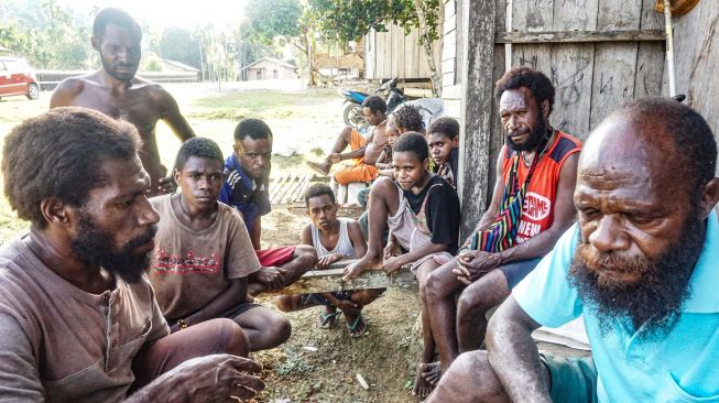 Sejumlah warga berbincang-bincang terkait Kartu Indonesia Pintar (KIP) di Gudang Garam, Skanto, Keerom, Papua, Kamis (27/8/20).  [ANTARA FOTO/Indrayadi TH]
