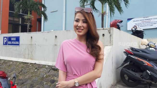 Angela Tee Lebih Pilih Dinikahi Duda Ketimbang Cowok Lajang