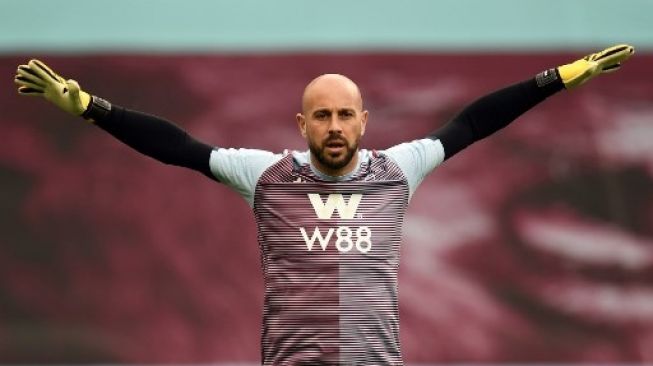 Penjaga gawang veteran asal Spanyol Pepe Reina melakukan pemanasan jelang pertandingan. [AFP]