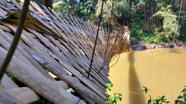 Jembatan 'Indiana Jones' Cibeureum menjadi penghubung Kecamatan Warungkiara dan Kecamatan Cikembar, Kabupaten Sukabumi. [Foto: Sukabumiupdate.com]