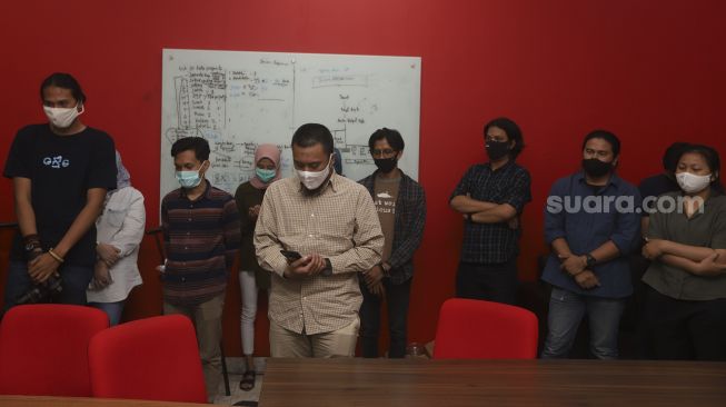 Tim redaksi Suara.com memanjatkan doa saat Peluncuran Suara.com Regional di 14 Provinsi di Kantor Redaksi Suara.com, Jakarta, Jumat (28/8/2020). [Suara.com/Angga Budhiyanto]