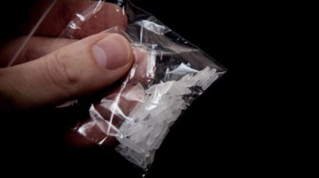 Panik Digerebek Polisi, Pria Ini Kunyah Sabu yang Masih Terbungkus Plastik