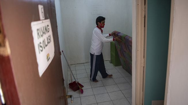 Petugas merapikan salah satu kamar indekos yang dijadikan ruang isolasi COVID-19 di Kelurahan Kuningan Barat, Jakarta Selatan, Jumat (28/8/2020).  [ANTARA FOTO/Nova Wahyudi]