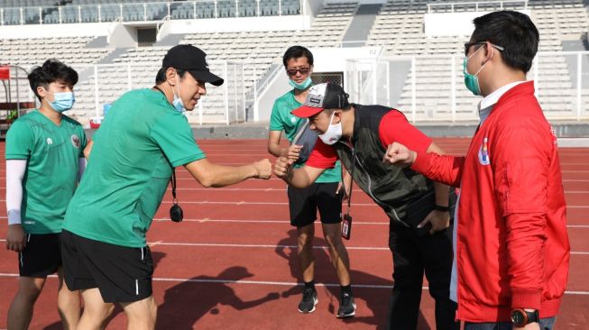 Pejabat Pembuat Komitmen (PPK) Peningkatan Prestasi Olahraga Nasional (PPON) Kemenpora, Yayan Rubaeni (kedua kanan) bersama manajer pelatih Timnas Indonesia, Shin Tae-yong (kedua kiri). [dok. Kemenpora]