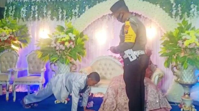 Kisah Miris Pengantin yang Viral Dihukum Push Up di Atas Pelaminan