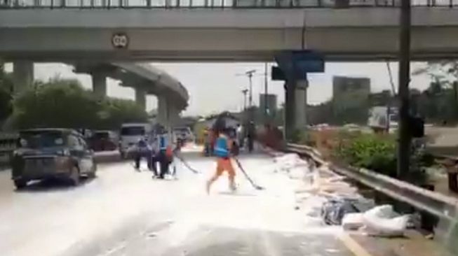 Gegara Ulah Asep, Tol Cawang arah Cikampek Mendadak Penuh Semen