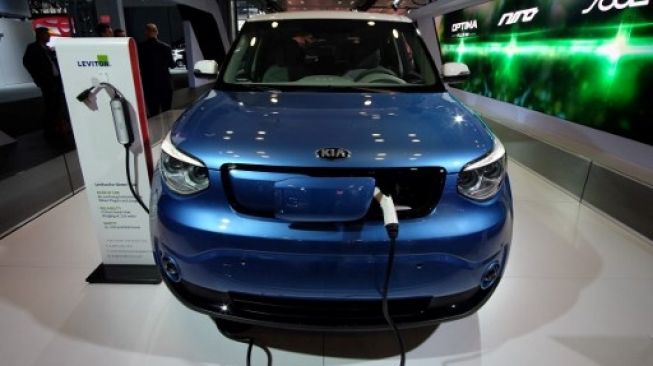 Kia Soul EV tampak tengah diisi ulang baterainya dalam gelaran New York International Auto Show 2016 [AFP/Jewel Samad].