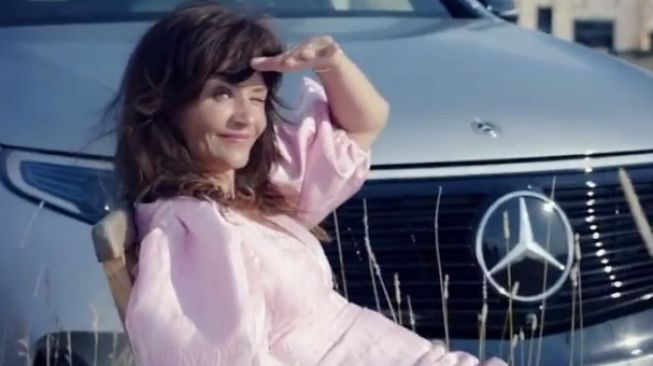 Helena Christensen bersama produk Mercedes-Benz zero emission [Instagram:  @mercedesbenzfashion].