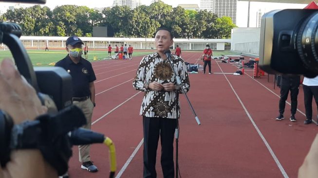 Ketua Umum PSSI, Mochamad Iriawan, saat memberikan keterangan pers di Stadion Madya, Senayan, Jakarta, Jumat (28/8/2020). (Suara.com/Adie Prasetyo Nugraha).