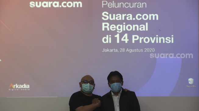 Direktur Utama PT Arkadia Digital Media Wiliam Martaputra (kiri) befoto bersama Pemimpin Redaksi Suara.com Suwarjono saat Peluncuran Suara.com Regional di 14 Provinsi di Kantor Redaksi Suara.com, Jakarta, Jumat (28/8/2020). [Suara.com/Angga Budhiyanto]