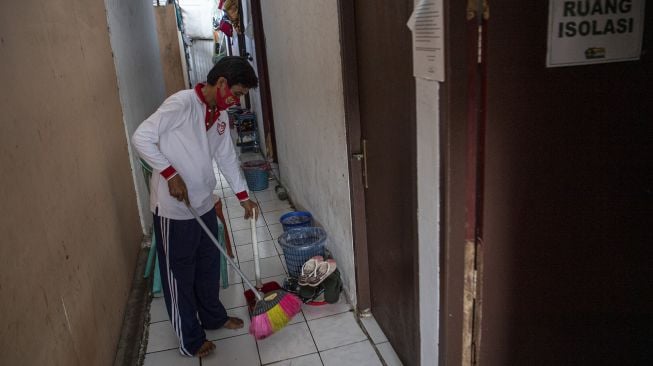 Petugas merapikan salah satu kamar indekos yang dijadikan ruang isolasi COVID-19 di Kelurahan Kuningan Barat, Jakarta Selatan, Jumat (28/8/2020).  [ANTARA FOTO/Nova Wahyudi]