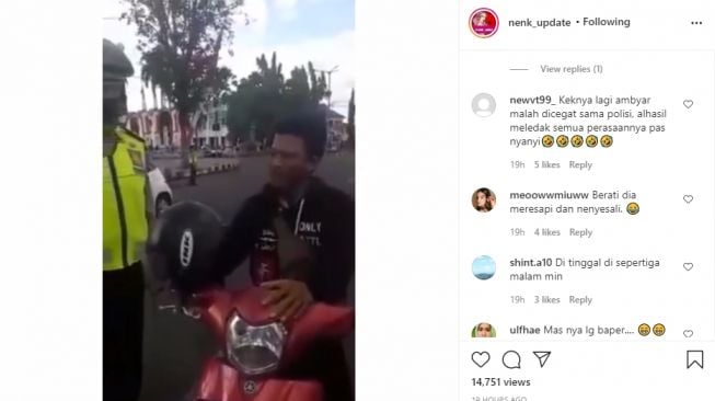 Seorang pria menangis saat menyanyikan Indonesia Raya di Jalan Raya. - (Instagram/@nenk_update)