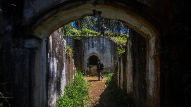 Seorang pegiat fotografi mencari tempat untuk mengambil gambar di benteng peninggalan Belanda di Puncak Gunung Putri, Lembang, Kabupaten Bandung Barat, Jawa Barat, Kamis (27/8/2020).  [ANTARA FOTO/Raisan Al Farisi]
