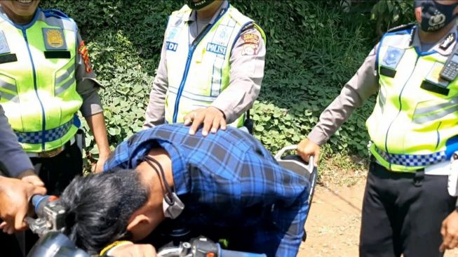 Kena Tilang Polisi, Pengendara Vixion di Pandeglang Mendadak ‘Kesurupan’