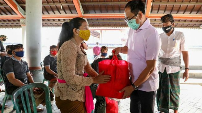 Wabup Badung Kirim Sembako Bagi Warga Isolasi Mandiri di Mengwi