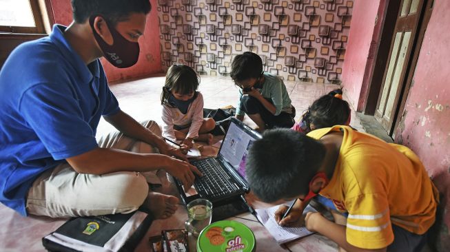 Relawan Lembaga Swadaya Masyarakat (LSM) Peduli Bangsa memberi bimbingan belajar kepada sejumlah murid SD Harapan Bangsa di Kampung Kubang, Gunungsari, Serang, Banten, Jumat (28/8/2020). [ANTARA FOTO/Asep Fathulrahman]