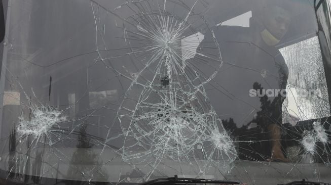 Kondisi bus yang rusak akibat penyerangan di Polsek Ciracas, Jakarta, Sabtu, (29/8/2020). [Suara.com/Angga Budhiyanto]