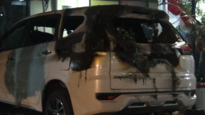 Polsek Ciracas Dirusak Ratusan Massa, Dua Kendaraan Turut Dibakar