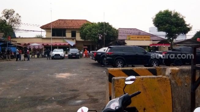 Kondisi terkini Polsek Ciracas usai diserang sekelompok orang, Sabtu (29/8/2020). [Suara.com/Adie Prasetyo Nugraha]