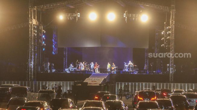 Penonton melihat konser Kahitna melalui mobilnya saat gelaran Drive In Concert di Jiexpo Kemayoran, Jakarta Pusat, Sabtu (29/8). [Suara.com/Alfian Winanto]