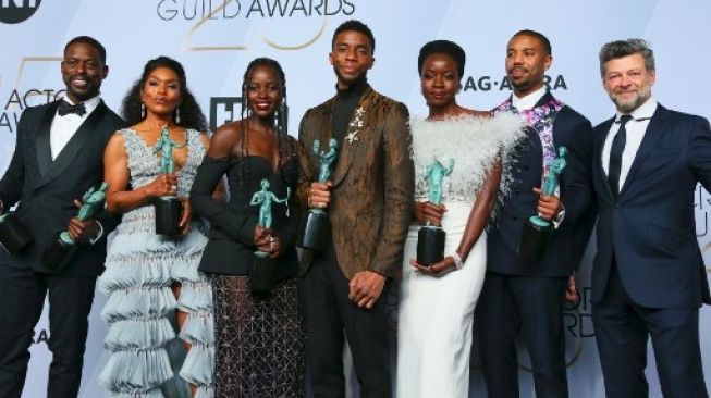 Kiri ke kanan: Sterling K. Brown, Angela Bassett, Lupita Nyong'o, Chadwick Boseman, Danain Gurira, Michael B.Jordan dan Andy Sirkis pemenang Cast in a Motion Picture  "Black Panther" di acara 25 Tahun Screen Actors Guild Awards di Shrine Auditorium,  Los Angeles, 27 Januari 2019.[AFP/Jean-Baptiste Lacroix].