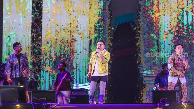 Aksi panggung grup musik Kahitna merayakan ulang tahun ke 34 saat gelaran Drive In Concert di Jiexpo Kemayoran, Jakarta Pusat, Sabtu (29/8). [Suara.com/Alfian Winanto]