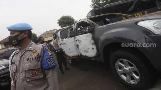 Kondisi mobil yang rusak akibat penyerangan di Polsek Ciracas, Jakarta, Sabtu, (29/8/2020). [Suara.com/Angga Budhiyanto]