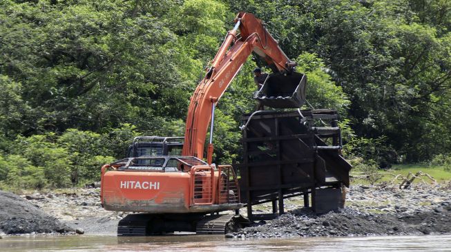 Alat berat dioperasikan untuk menambang emas ilegal di kawasan pedalaman Kecamatan Sungai Mas, Aceh Barat, Aceh, Sabtu (29/8/2020). [ANTARA FOTO/Syifa Yulinnas]