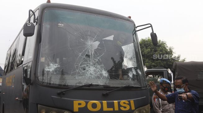 Kondisi bus yang rusak akibat penyerangan di Polsek Ciracas, Jakarta, Sabtu, (29/8/2020). [Suara.com/Angga Budhiyanto]