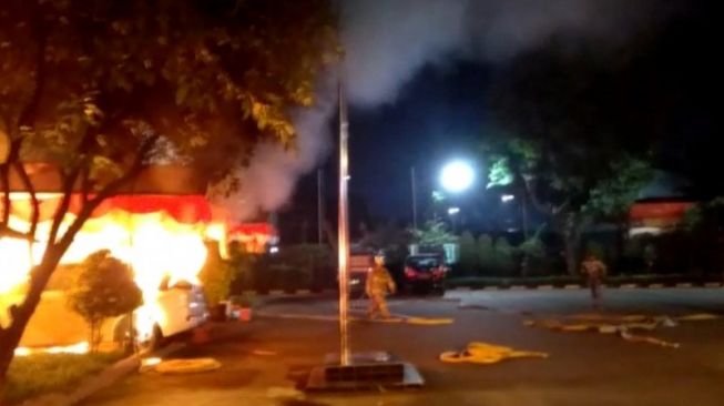 Tangkapan layar fasilitas kerja di Mapolsek Ciracas, Jalan Raya Bogor, Jakarta Timur, dibakar, Sabtu (29/8/2020).(Tangkapan layar)