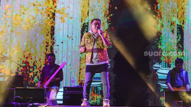 Aksi panggung salah satu personil grup musik Kahitna, Carlo Saba menghibur penonton saat gelaran Drive In Concert di Jiexpo Kemayoran, Jakarta Pusat, Sabtu (29/8). [Suara.com/Alfian Winanto]