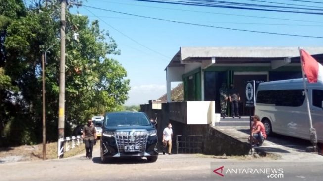 Paspampres mengawal mobil Toyota Alpard warna hitam Nopol  B 1924 WZT yang membawa Presiden Jokowi saat keluar dari jalan menuju pemakaman keluarga di Dukuh Mundu, Desa Selokaton, Kecamatan Gondangrejo, Kabupaten Karanganyar, Jawa Tengah, Sabtu (29/8/2020). [ANTARA/Bambang Dwi Marwoto]