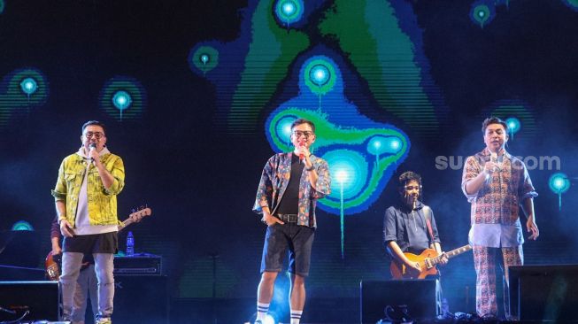 Aksi panggung grup musik Kahitna menghibur penonton saat gelaran Drive In Concert di Jiexpo Kemayoran, Jakarta Pusat, Sabtu (29/8). [Suara.com/Alfian Winanto]