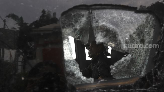 Kondisi bus yang rusak akibat penyerangan di Polsek Ciracas, Jakarta, Sabtu, (29/8/2020). [Suara.com/Angga Budhiyanto]