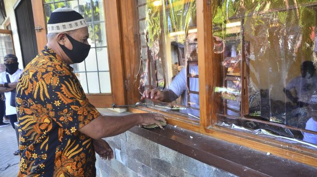 Suasana antrean Tradisi Membagi Nasi Jangkrik tahun 2020 saat pandemi COVID-19 di kawasan Masjid Menara Kudus, Jawa Tengah, Sabtu (29/8/2020). [ANTARA FOTO/Yusuf Nugroho]