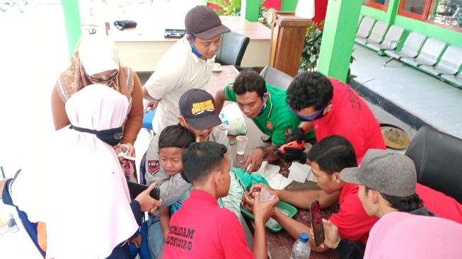 Ngilu! Begini Proses Evakuasi Jari Bocah Nyangkut di Grendel Pagar Masjid