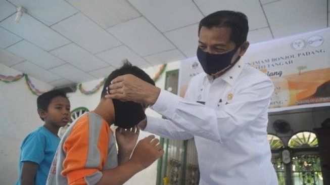 Kadiskominfo Padang Bagikan Masker ke Puluhan Anak yang Belajar Daring