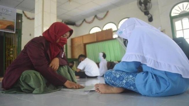 Sebuah Surau di Padang Mendadak Ramai Didatangi Siswa yang Belajar Daring