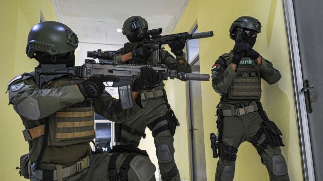 Prajurit Batalyon Intai Amfibi 1 Marinir (Yontaifib 1 Mar) melaksanakan latihan Close Quarter Battle (CQB) atau pertempuran jarak dekat (PJD) di Marunda, Jakarta, Sabtu (29/8/2020).  [ANTARA FOTO/M Risyal Hidayat]