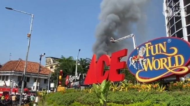 Toko di Pasar Blauran Surabaya Terbakar, Asap Hitam Membumbung Tinggi