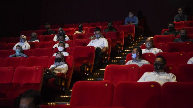 Penonton Bioskop XXI duduk berjaga jarak saat pemeriksaan kesiapan bioskop beroperasi kembali di Pusat Grosir Cililitan, Jakarta, Sabtu (29/8/2020).  [ANTARA FOTO/Hafidz Mubarak]