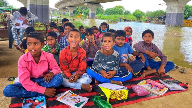 Tak Punya HP untuk Belajar Online, Pelajar Sekolah di Kolong Flyover