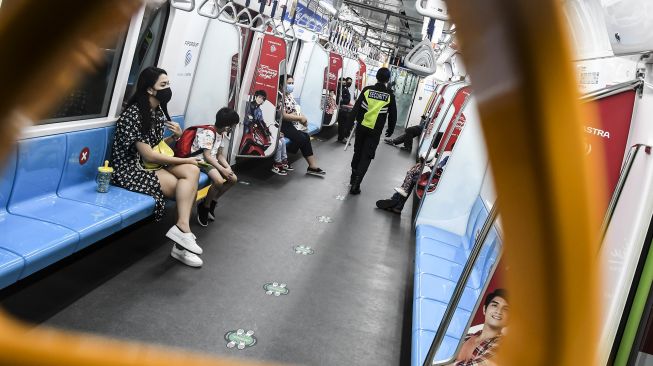 Penumpang berada di dalam angkutan kereta Moda Raya Terpadu (MRT) di Jakarta, Minggu (30/8/2020).  [ANTARA FOTO/Muhammad Adimaja]