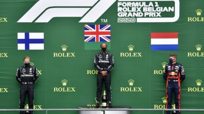 Pembalap Mercedes Lewis Hamilton (tengah) dan Valtteri Bottas (kiri) meraih podium satu dan dua di F1 GP Belgia, sementara pembalap Red Bull Max Verstappen meraih podium ketiga pada balapan di sirkuit Spa-Francorchamps. JOHN THYS / POOL / AFP