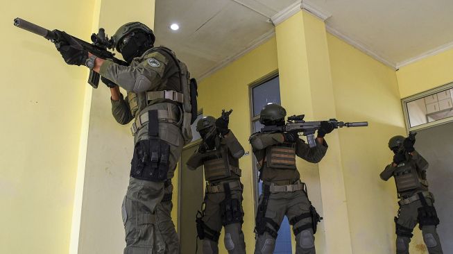 Prajurit Batalyon Intai Amfibi 1 Marinir (Yontaifib 1 Mar) melaksanakan latihan Close Quarter Battle (CQB) atau pertempuran jarak dekat (PJD) di Marunda, Jakarta, Sabtu (29/8/2020).  [ANTARA FOTO/M Risyal Hidayat]