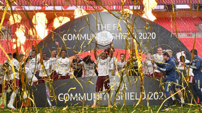 Pemain Arsenal merayakan sukses merebut trofi Community Shield ketika event yang menjadi pembuka musim baru dimainkan di Wembley Stadium, London, Sabtu (29/8).  [ANDREW COULDRIDGE / POOL / AFP]