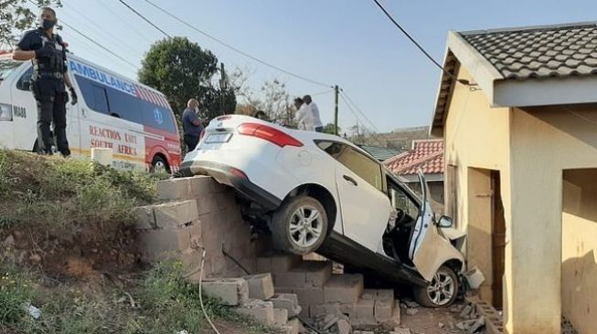 Gara-gara Ayam Menyeberang, Mobil Mewah Tabrak Rumah hingga Ringsek