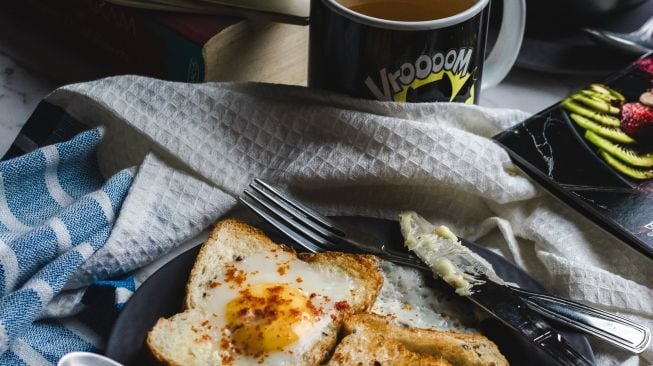 Menu sarapan egg in a hole. (Unsplash/radeep Javedar)