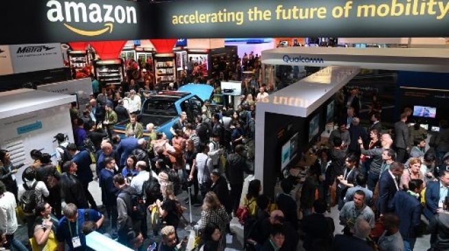 Pengunjung stand Amazon di Consumer Electronics Show (CES) 2020 di Las Vegas, Nevada, Amerika Serikat tengah mengamati truk listrik Rivian dengan integrasi Amazon Alexa , pada 7 Januari 2020 [AFP / Robyn Beck].